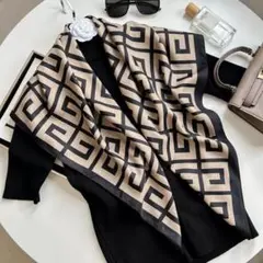 幾何学模様 ベージュ 黒 綿麻 スカーフ サイズ：70cmx 70cm