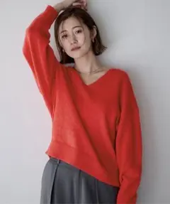 赤ニットvネック
