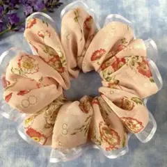 ハンドメイドシュシュ　ピンク地赤花×ライン入り白オーガンジーリボン