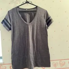 チャコールグレー Vネック Tシャツ ストライプ袖