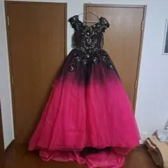 ビーズ装飾 ピンクと黒のロングドレス