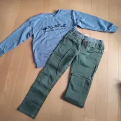 グレー長袖トレーナーとカーキパンツセット