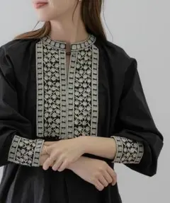 極美品✨　黒❤️　サニーレーベル　コットンエンブロイダリーヨークブラウス