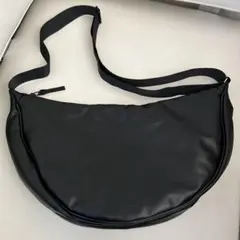 UNIQLO C レザータッチ　ラウンドショルダーバック　ブラック