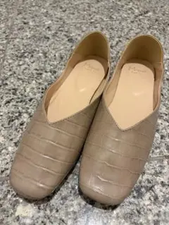 クロコダイル風ベージュフラットシューズ