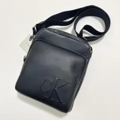 カルバンクライン ショルダーバッグ 斜め掛け エンボスロゴ メンズ 黒 ブラックのサムネイル