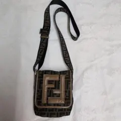 FENDIロゴデザインショルダーバックのサムネイル