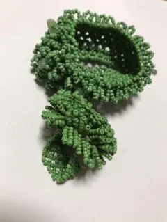 ビーズとストーンのブレスレット幅約3㌢。同じビーズのリング約4㌢