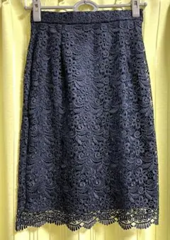 ユニクロUNIQLO 可愛いフェミニンタイトスカートネイビー 濃紺花柄　レースS