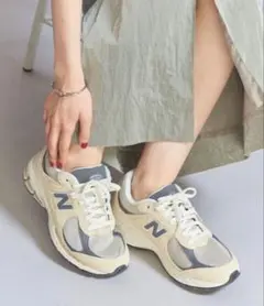 New Balance M2002RFAベージュ/グレー スニーカー 25cm