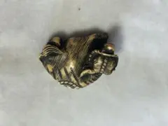【⁠時代物】提げ煙草入れ 前金具 伏せ虎 虎彫金 裏座細密彫刻 煙草金具 縁起物 時代物】提げ煙草入れ 前金具 伏せ虎 虎彫金 裏座細密彫刻 煙草金具