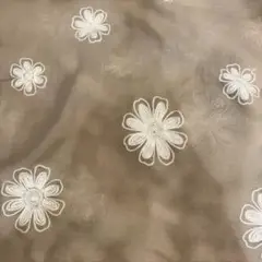 ベージュのガーゼ地に白い花の刺繍　大判ストール