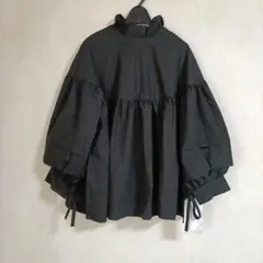 ブラックフリルシャツ 長袖　バルーン袖