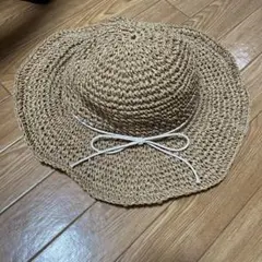 リボン付きベージュ麦わら帽子