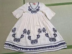 【値下げしました】<COCUE>アイボリー 半袖フレアワンピース ネイビー刺繍
