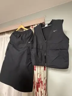 NIKE レディース　スカートとジレのセット　黒　Sサイズ大き目　新品同様のサムネイル