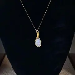 レインボームーンストーン　ゴールドカラーワイヤーのペンダントトップ