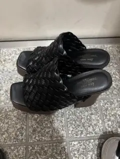 編み込みデザイン ブラックプラットフォームサンダル