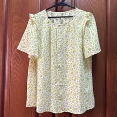 花柄フリル付き半袖ブラウス