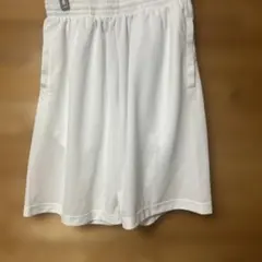 ホワイト ショートパンツ サイドポケット付き