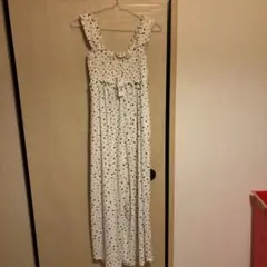 フリル付きクリーム色マキシサロペット