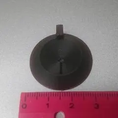 黒いプラスチック製円形パーツ