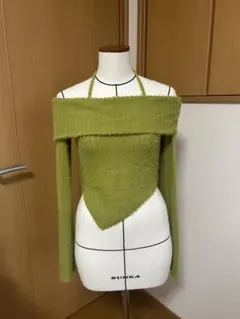 オフショルダーアシンメトリックニット