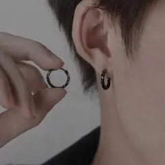 ブラック フープピアス 両耳 ねじれ ツイスト シンプル 韓国 Y2K 男女兼用