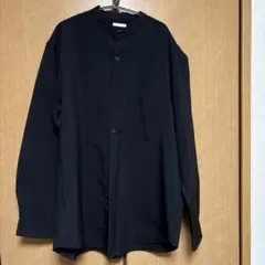 黒の長袖シャツ ボタン付き
