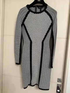 BCBG ビーシービージー　長袖ニットワンピース　モノトーン　バイカラー　美品のサムネイル