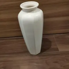 ホワイト陶器の細長い花瓶