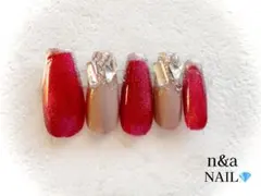 冬デザイン赤マグネット×ベージュ×シルバーパーツネイル　上品デザインネイルチップ