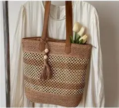 ブラウンとベージュのストライプデザイン タッセル付きのかごバッグ