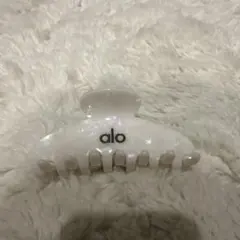 alo yoga 90's Claw Clip ホワイトパール ヘアクリップ - メルカリ