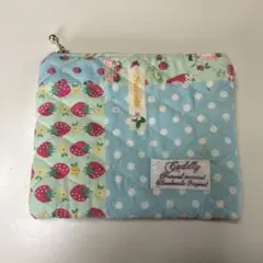 ハンドメイドいちごの布製ポーチ