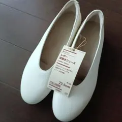 無印良品　疲れにくいレザーフラットシューズ　23.5cm　オフ白　パンプスのサムネイル