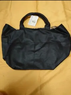 黒いトートバッグ 水玉模様の内装