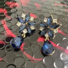 青いフラワークリスタルイヤリング