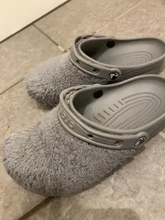 Crocs ファー付きグレークロッグサンダル