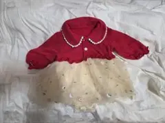 赤いフリル付きワンピース