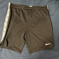 Nike 黒 ハーフパンツ サイドストライプ