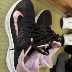 Nike ブラック/ピンク スニーカー