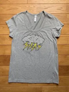 SILAS サイラス UネックロゴプリントTシャツ　日本製のサムネイル