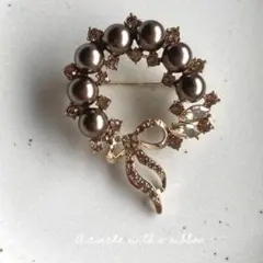 ブラウンカラーのサークルのブローチ　パール　ラインストーン　リボン　プレゼント