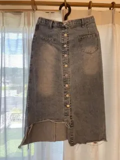 ライトカラーのアシンメトリーデニムボタンストレートロングスカート