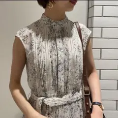 FRAY I.Dフレイアイディー ノースリーブプリーツプリントワンピース 花柄