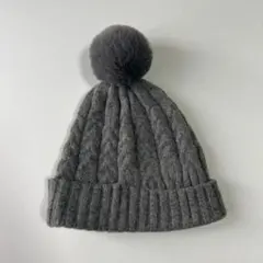 グレー ケーブル編み ニット帽 ポンポン付き