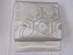 名古屋帯 太鼓柄　銀糸系生地にサガラ刺繡調花柄商品