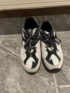 レッド スニーカー