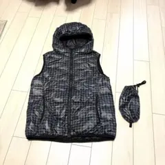 ギリギリ価格。ユニクログレー黒チェック柄フード付ダウンベスト